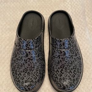 Brand new pair of oofos,  never worn size 7 leopard print